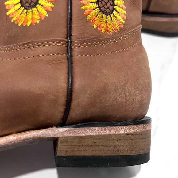 Brown Cowboy Boots with Sunflower Embroidery 5.5 - Picture 8 of 11